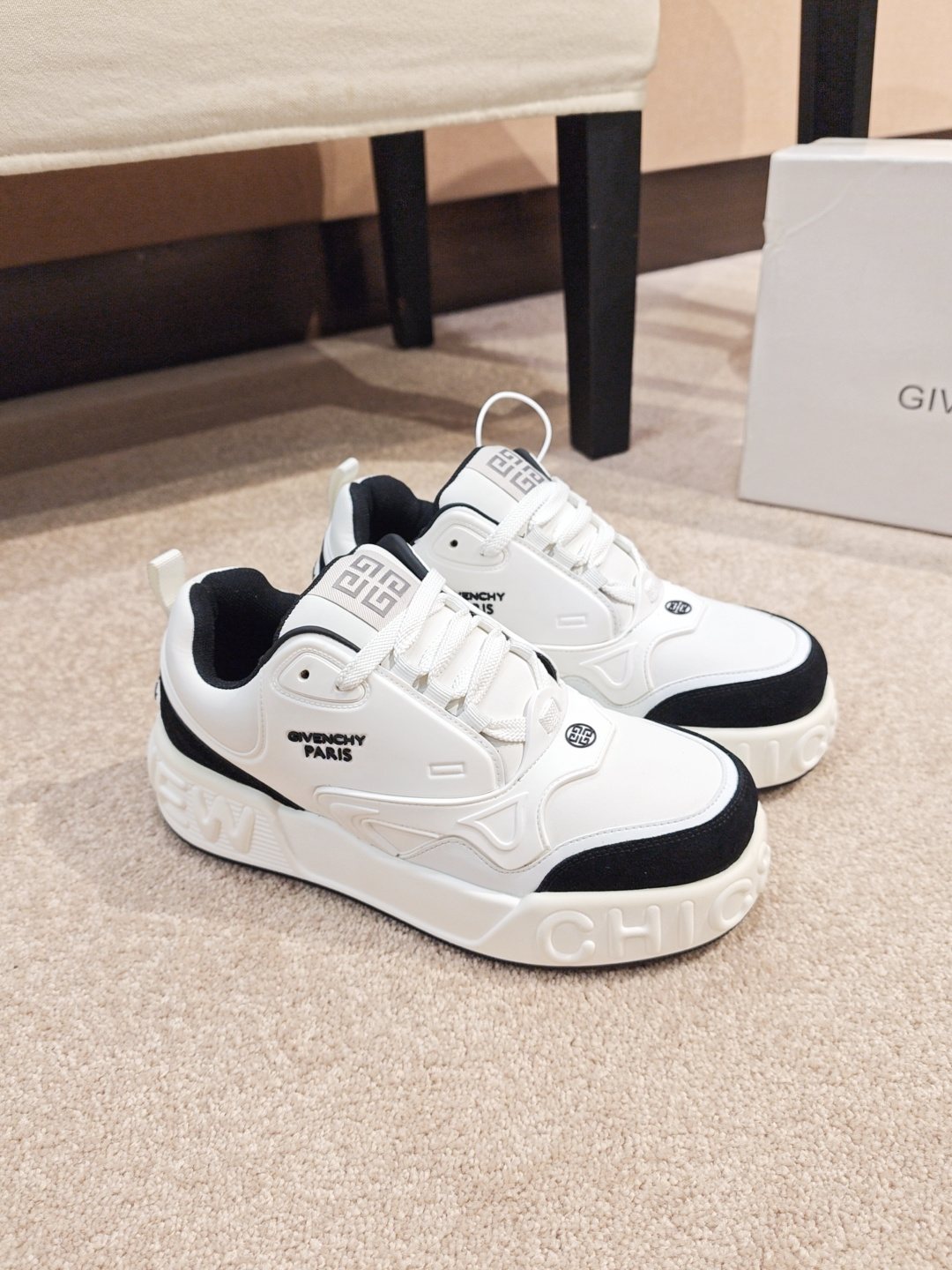Givenchy Logo Low-Top Sneakers